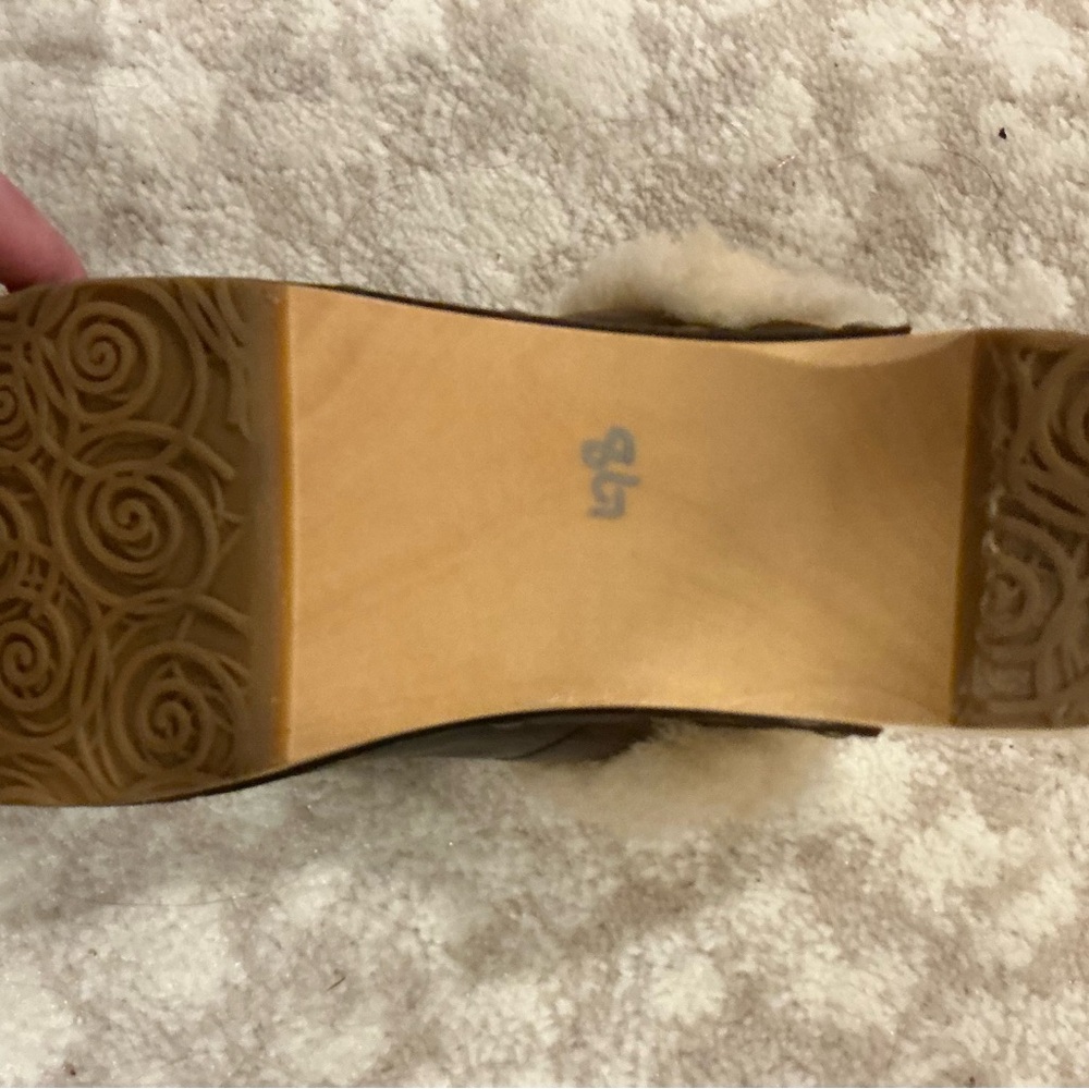 UGG Tan Sheepskin clogs - Picture 2 of 5
